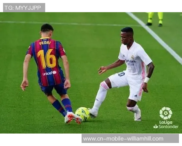 佩德里向裁判申述，维尼修斯上前说道：他可不是队长，爱哭鬼！